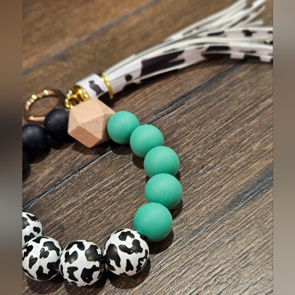 NEW Green and Black Beaded Keychain Bracelet - Picture 4 of 4